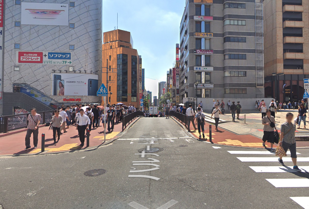 真っすぐ進んでいると橋がございますので、橋を渡りそのまま進みます。