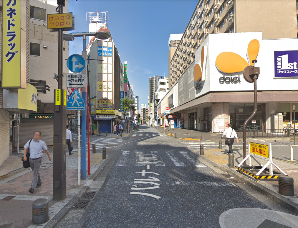 途中で「ダイエー」が見えますので、そのまま真っすぐ進みます。